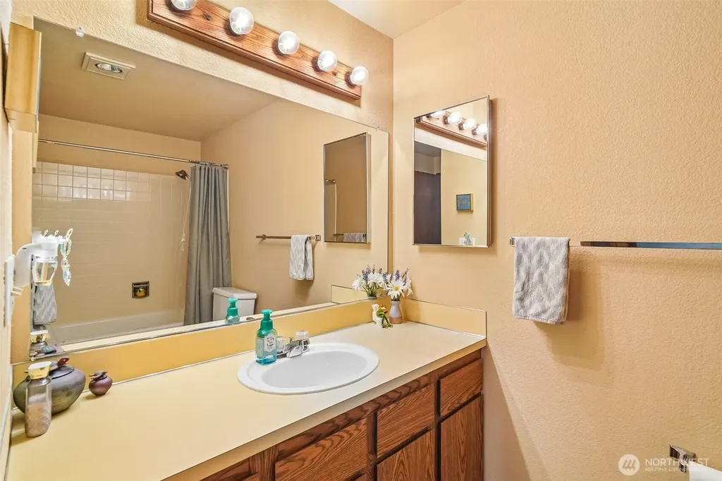 23301 Lakeview Drive Mountlake Terrace WA 98043