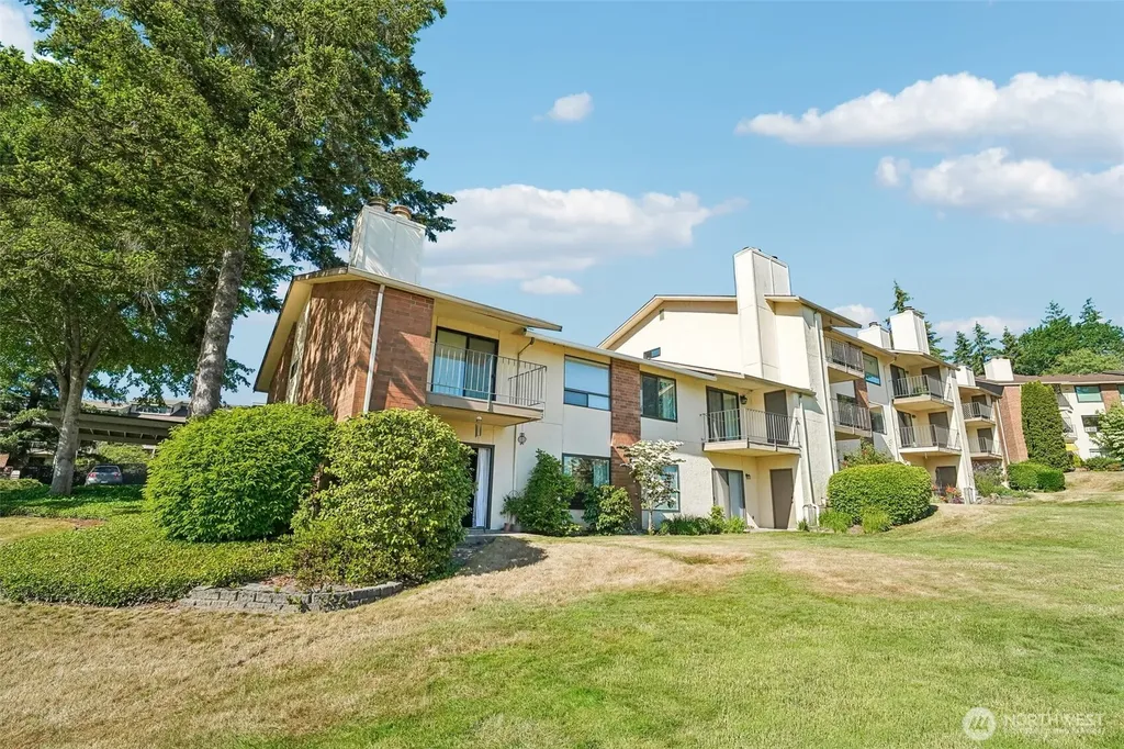 23301 Lakeview Drive Mountlake Terrace WA 98043