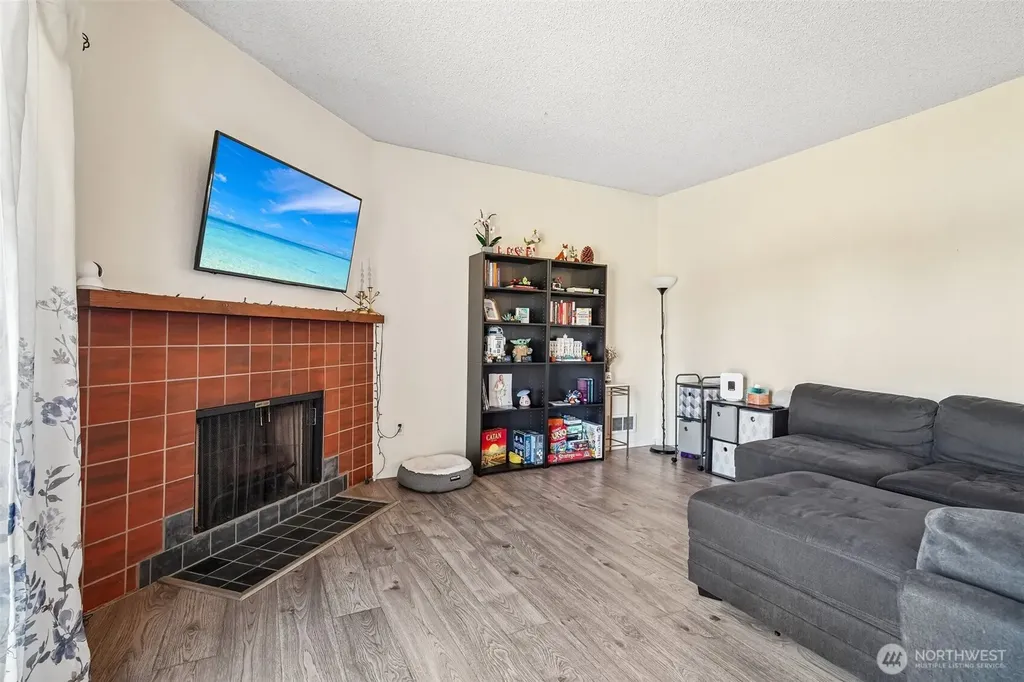 23301 Lakeview Drive Mountlake Terrace WA 98043