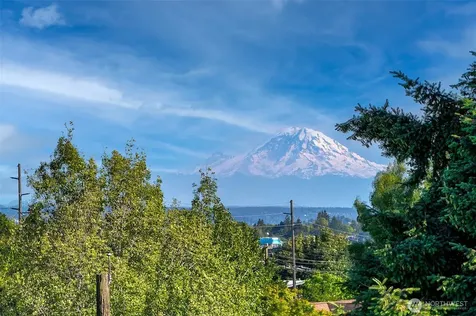 332 NE Elk Place Seattle WA 98115