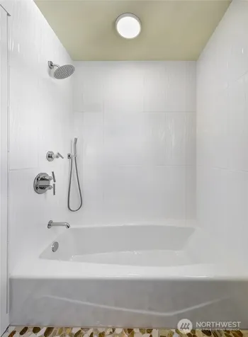 330 NE Elk Place Seattle WA 98115
