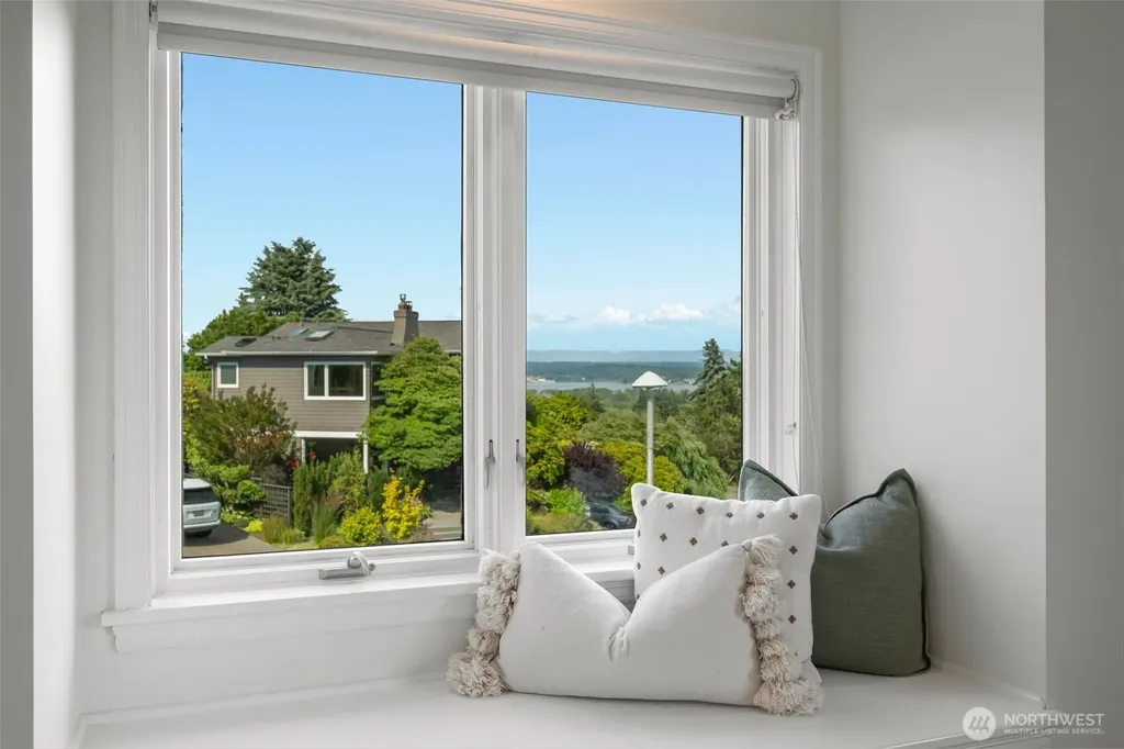 5716 Ann Arbor Avenue NE Seattle WA 98105
