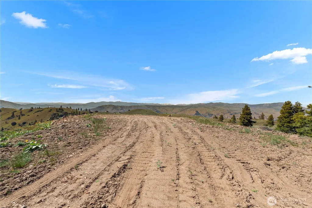 12 Columbia River Bluffs Road Chelan Falls WA 98858