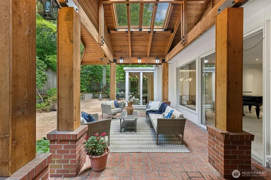 6016 NE Keswick Drive Seattle WA 98105