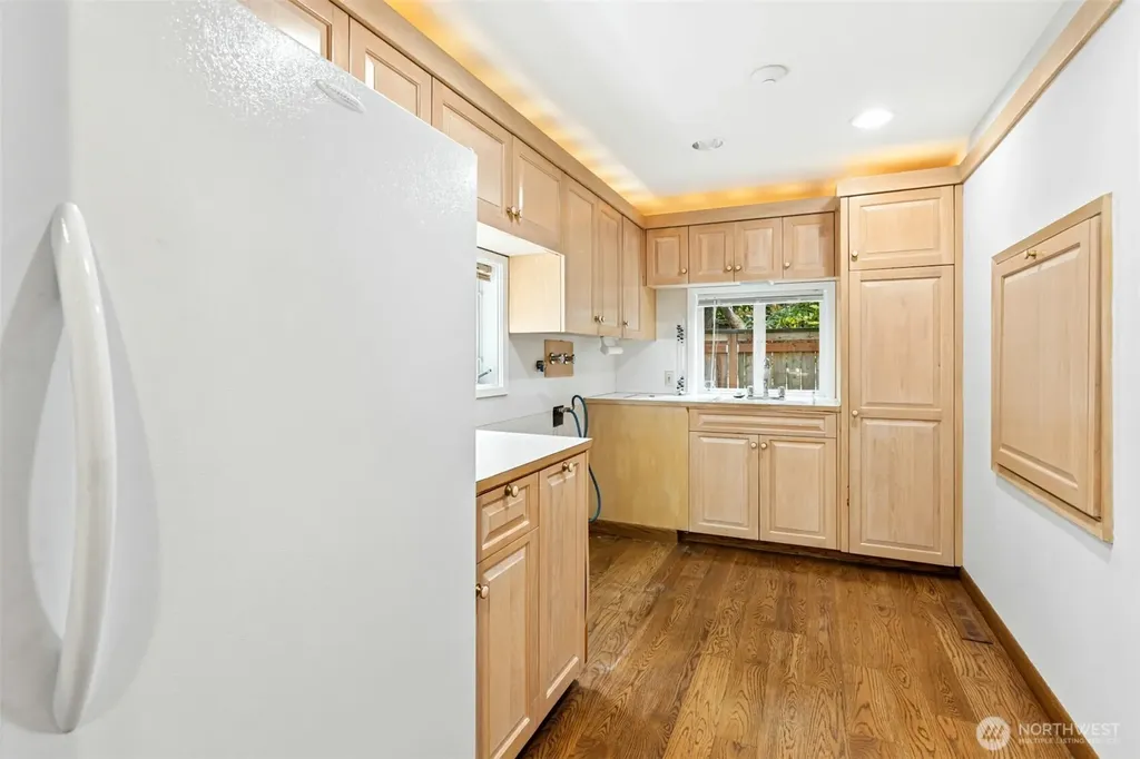 6016 NE Keswick Drive Seattle WA 98105