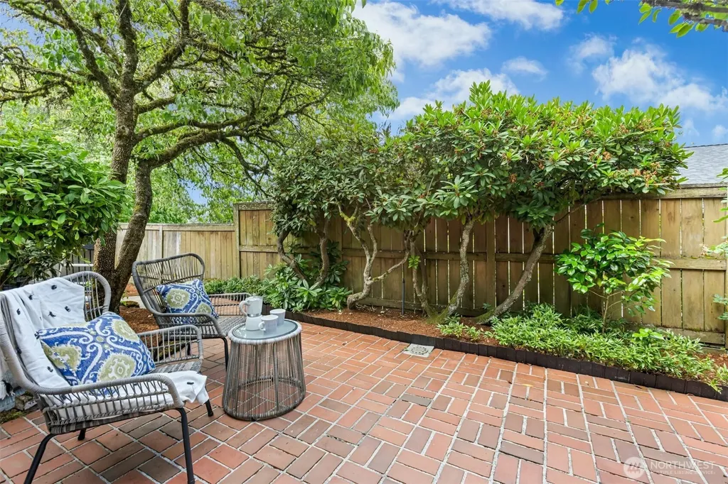 6016 NE Keswick Drive Seattle WA 98105