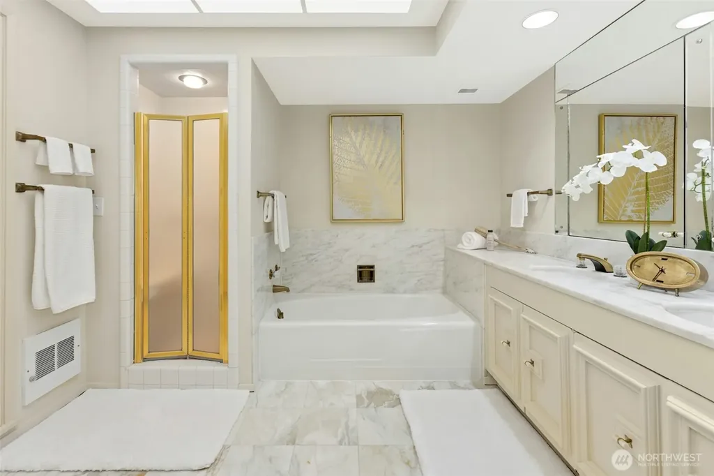 6016 NE Keswick Drive Seattle WA 98105