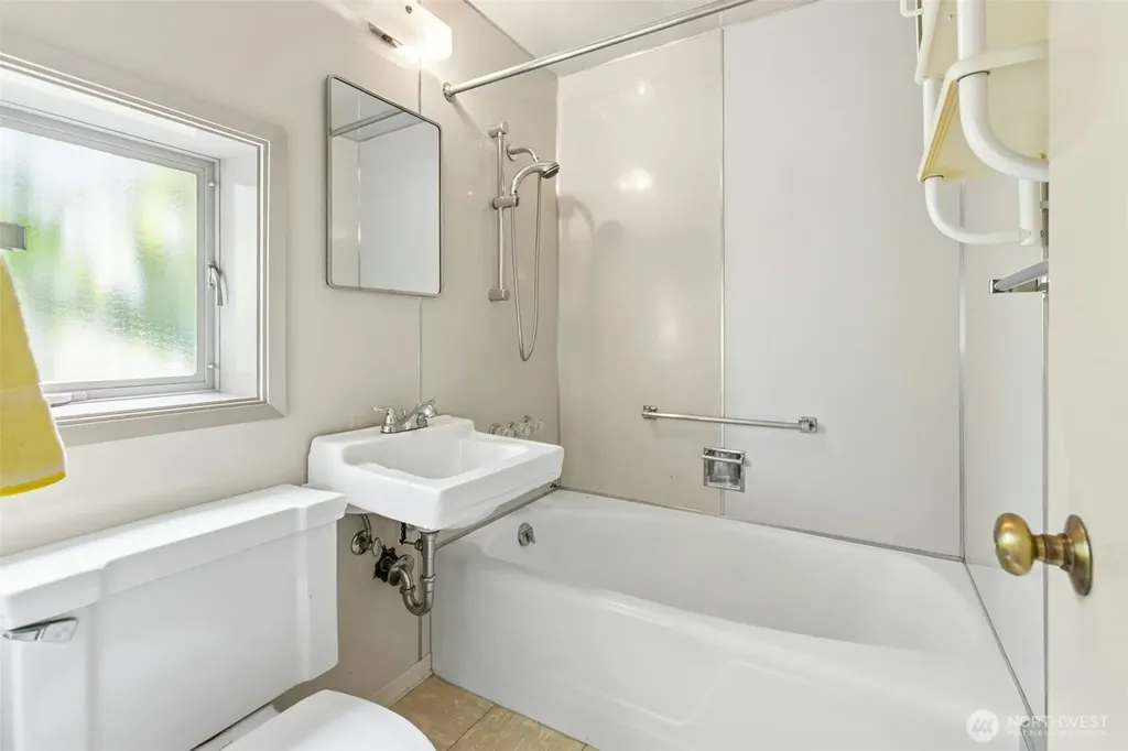 6016 NE Keswick Drive Seattle WA 98105