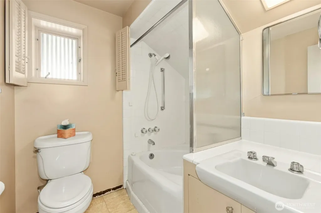 6016 NE Keswick Drive Seattle WA 98105