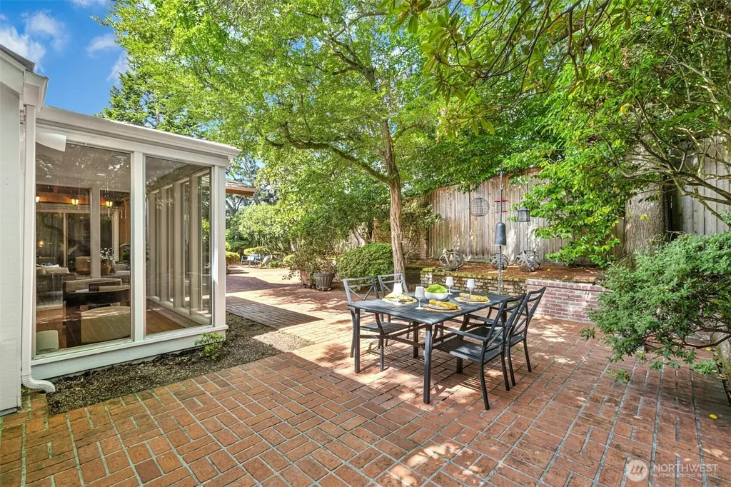 6016 NE Keswick Drive Seattle WA 98105