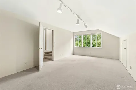 6016 NE Keswick Drive Seattle WA 98105