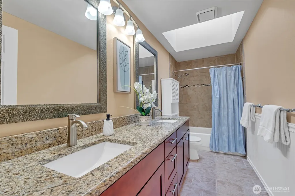 2052 NE Marina Vista Court Poulsbo WA 98370