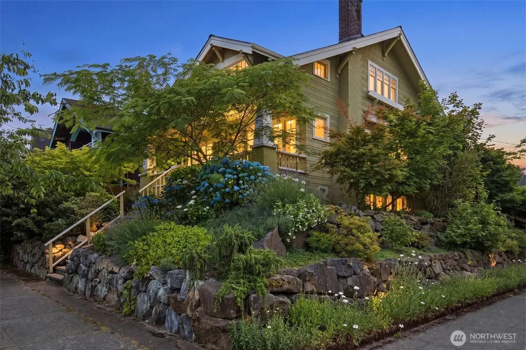 5521 12 Avenue NE Seattle WA 98105