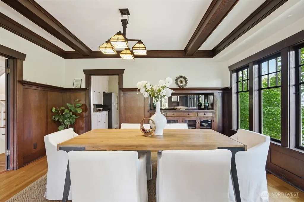 5521 12 Avenue NE Seattle WA 98105