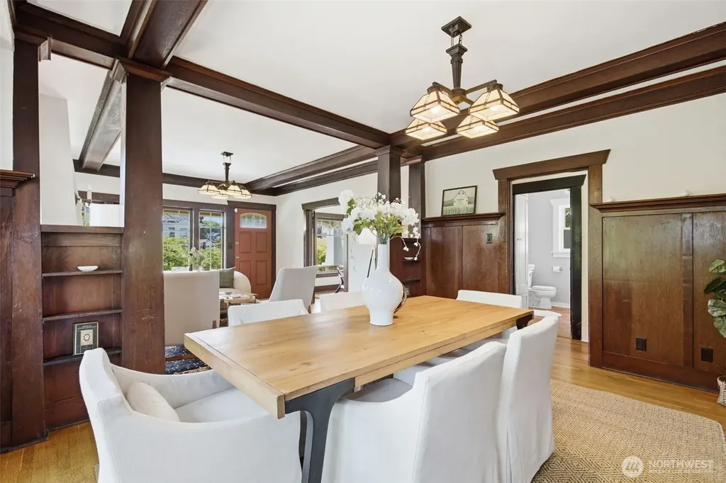 5521 12 Avenue NE Seattle WA 98105
