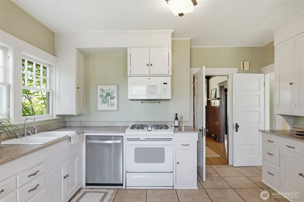 5521 12 Avenue NE Seattle WA 98105