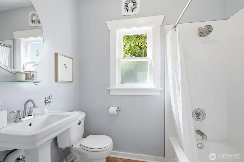 5521 12 Avenue NE Seattle WA 98105