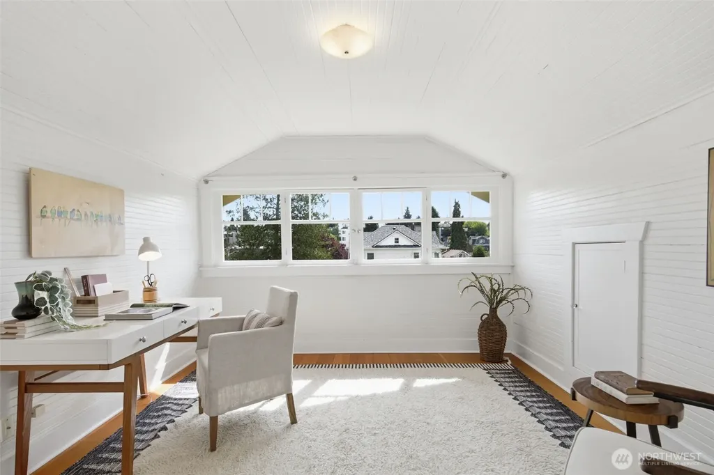 5521 12 Avenue NE Seattle WA 98105