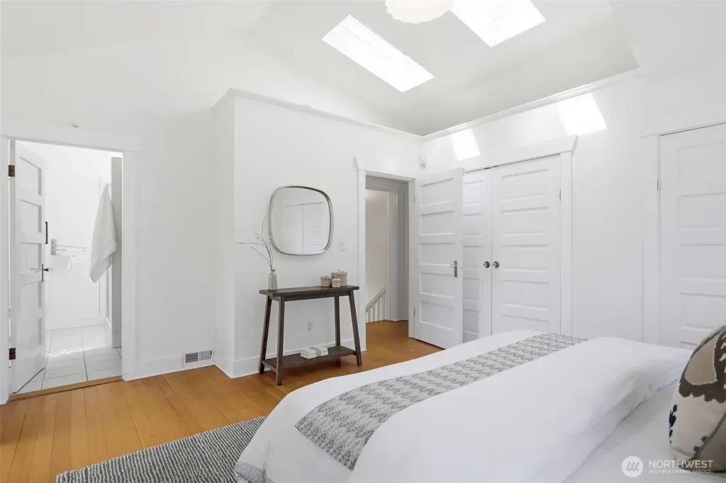 5521 12 Avenue NE Seattle WA 98105