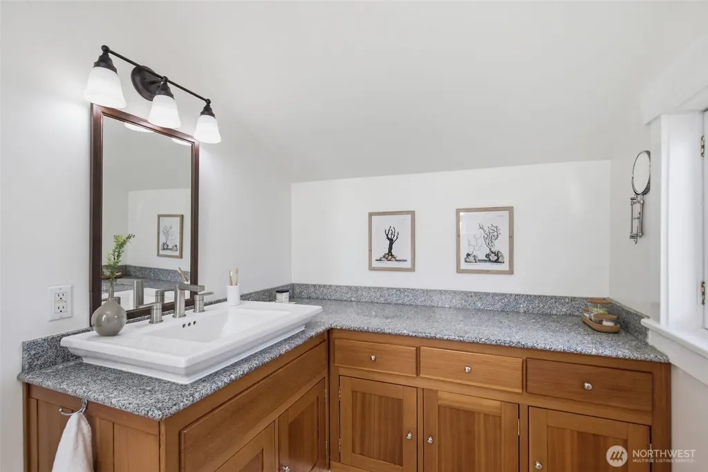 5521 12 Avenue NE Seattle WA 98105