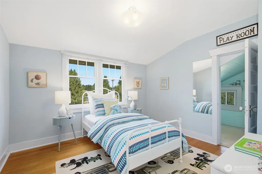 5521 12 Avenue NE Seattle WA 98105