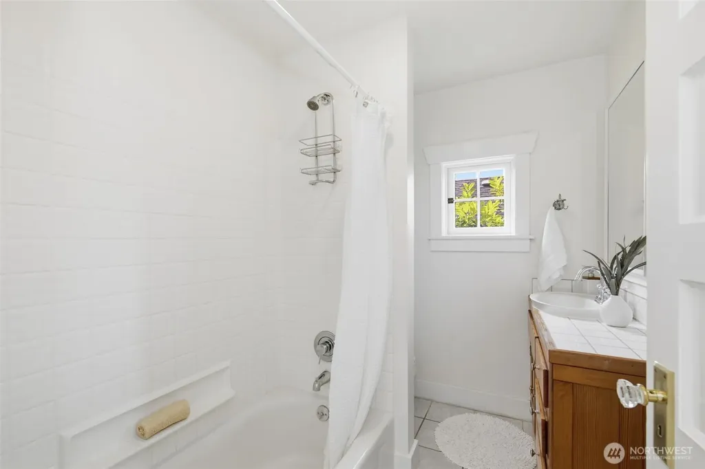 5521 12 Avenue NE Seattle WA 98105
