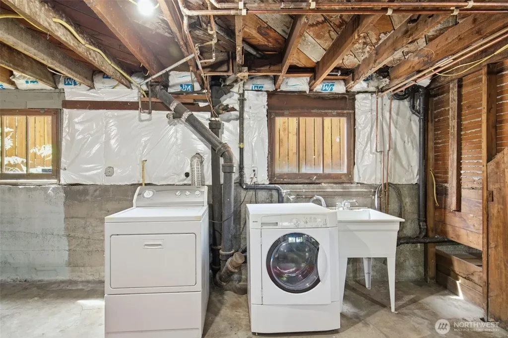 5521 12 Avenue NE Seattle WA 98105