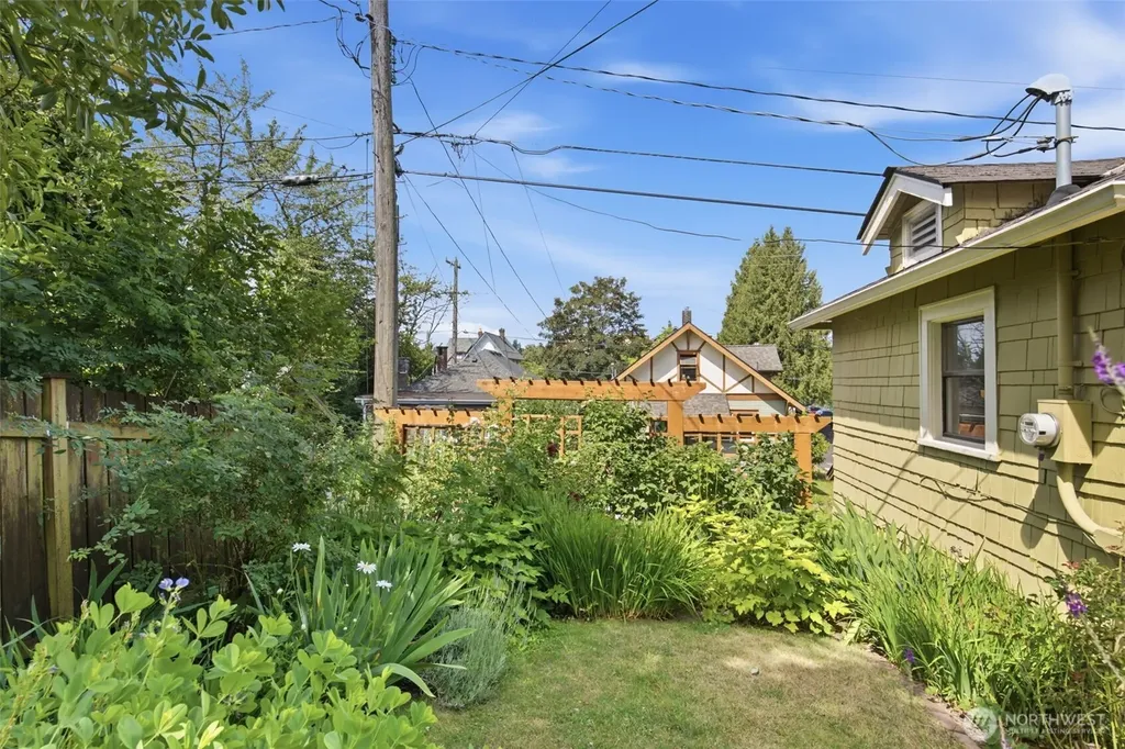 5521 12 Avenue NE Seattle WA 98105