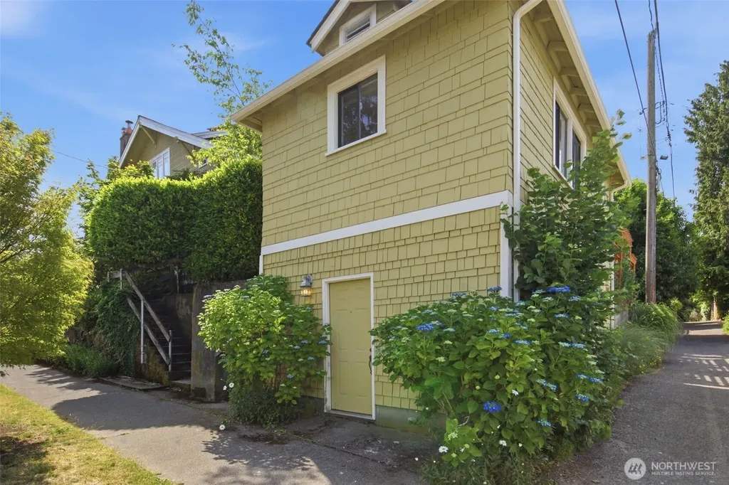 5521 12 Avenue NE Seattle WA 98105