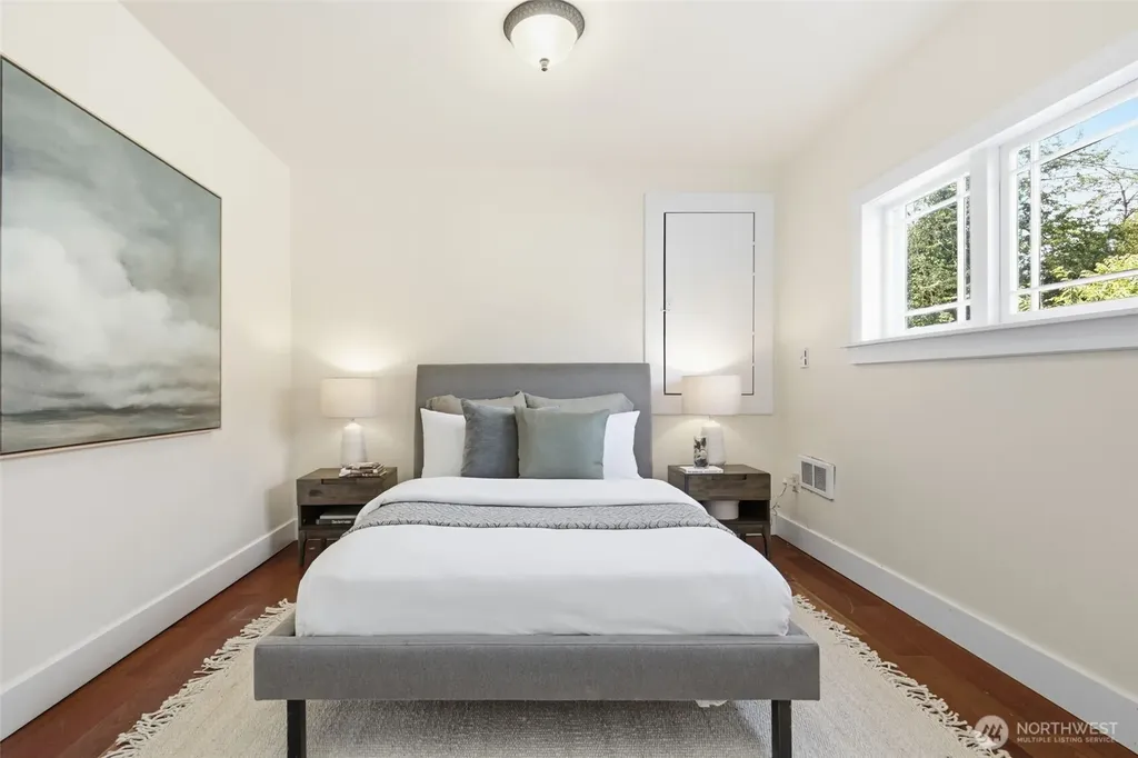 5521 12 Avenue NE Seattle WA 98105