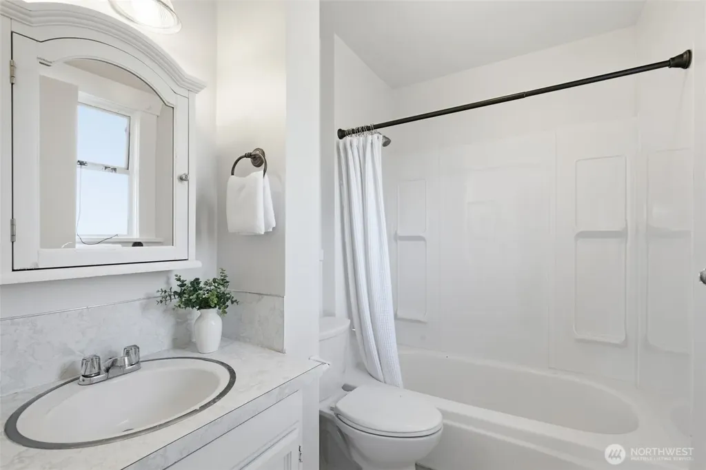 5521 12 Avenue NE Seattle WA 98105