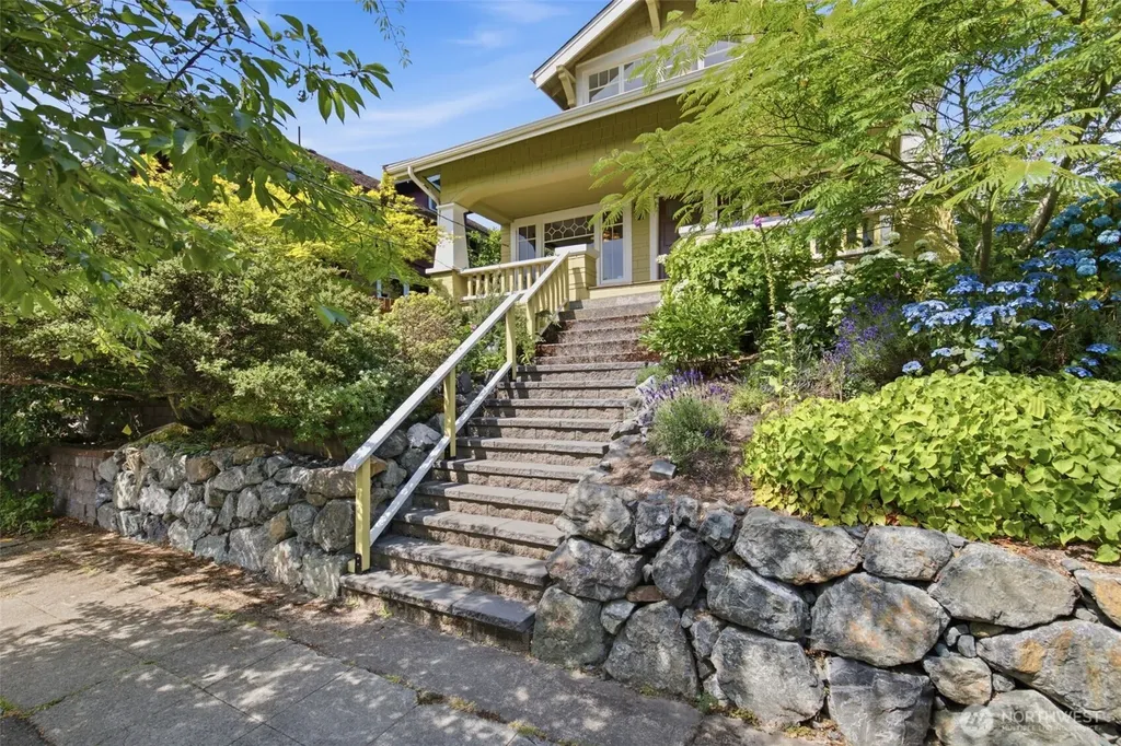5521 12 Avenue NE Seattle WA 98105