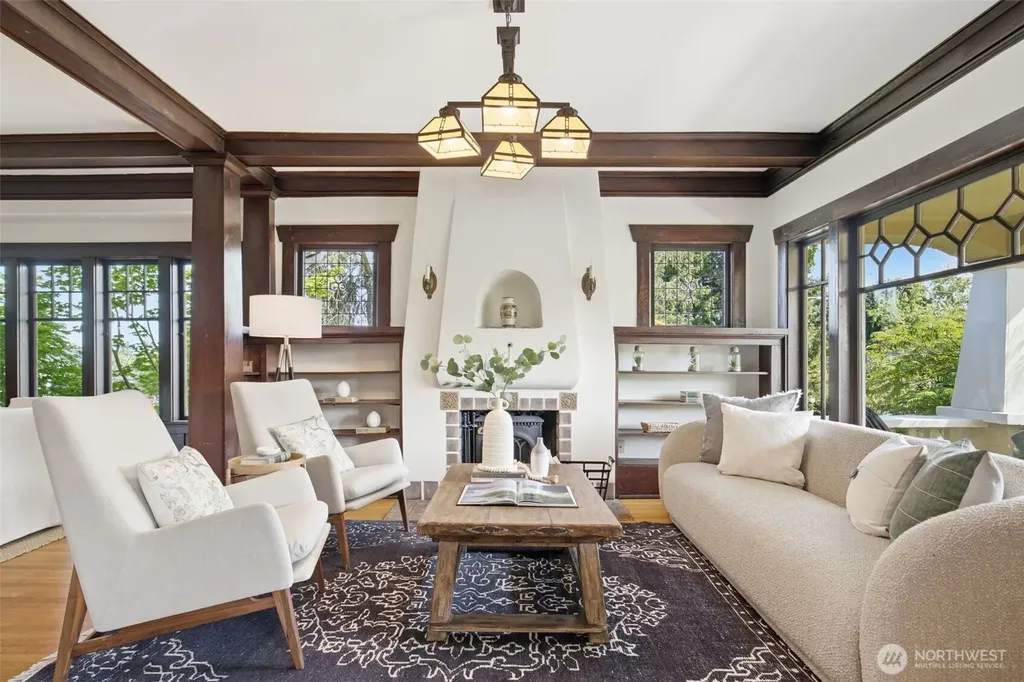 5521 12 Avenue NE Seattle WA 98105