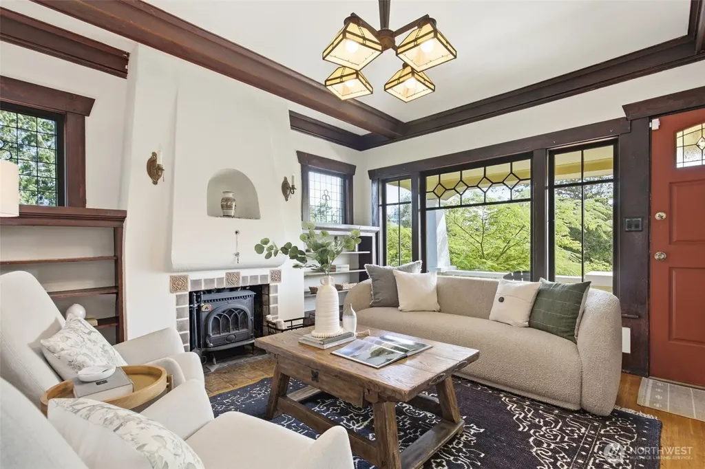 5521 12 Avenue NE Seattle WA 98105