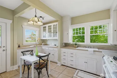 5521 12 Avenue NE Seattle WA 98105