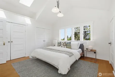 5521 12 Avenue NE Seattle WA 98105