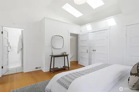 5521 12 Avenue NE Seattle WA 98105