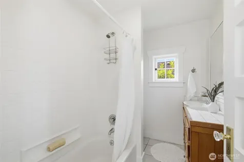 5521 12 Avenue NE Seattle WA 98105