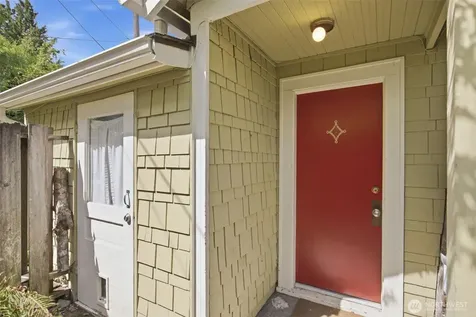 5521 12 Avenue NE Seattle WA 98105