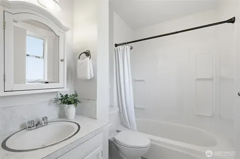 5521 12 Avenue NE Seattle WA 98105