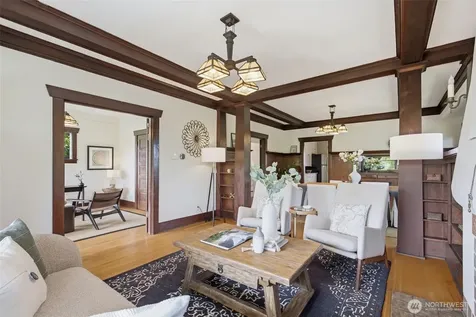 5521 12 Avenue NE Seattle WA 98105