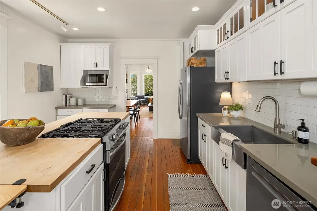 6750 26th Avenue NW Seattle WA 98117
