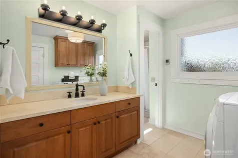 907 NE 72nd Street Seattle WA 98115