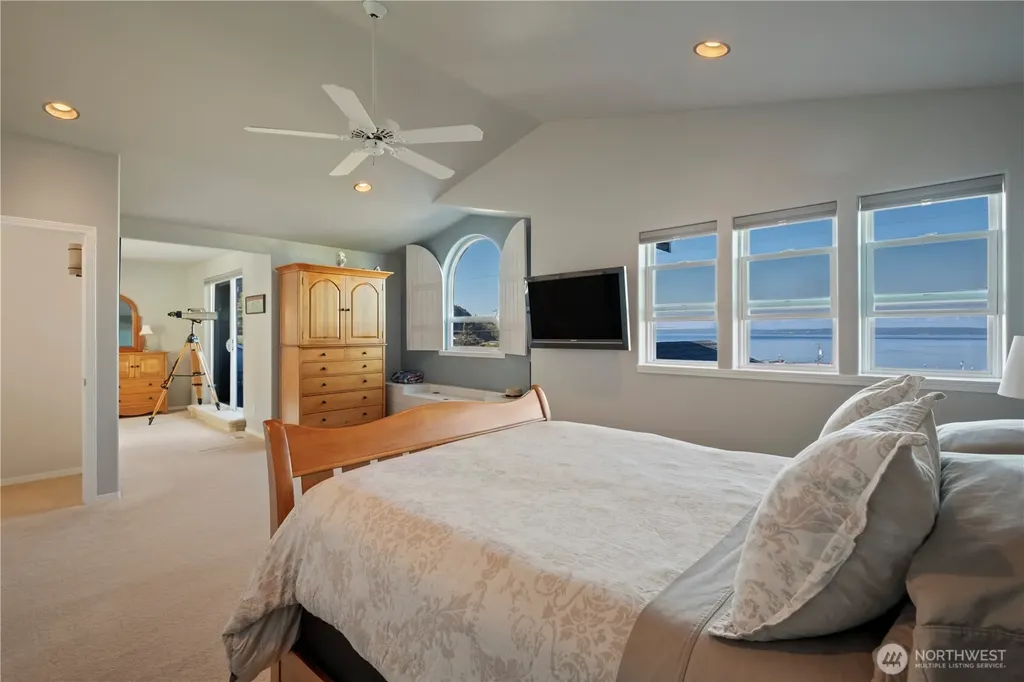 8189 Whidbey Drive Clinton WA 98236