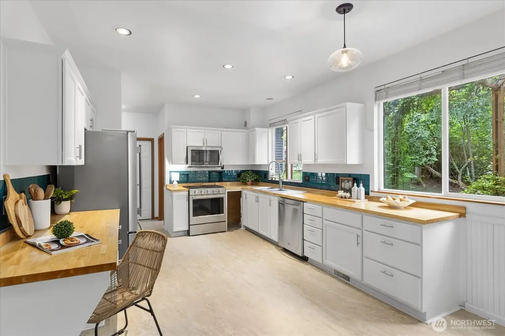 19414 77th Place NE Kenmore WA 98028
