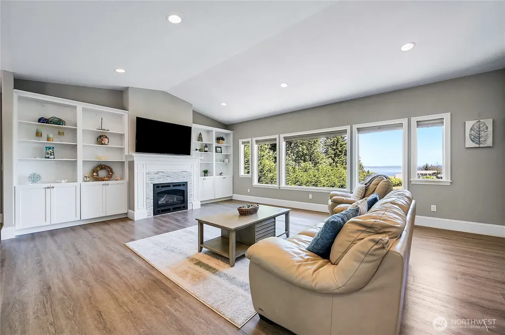 1103 Puget Drive E Port Orchard WA 98366