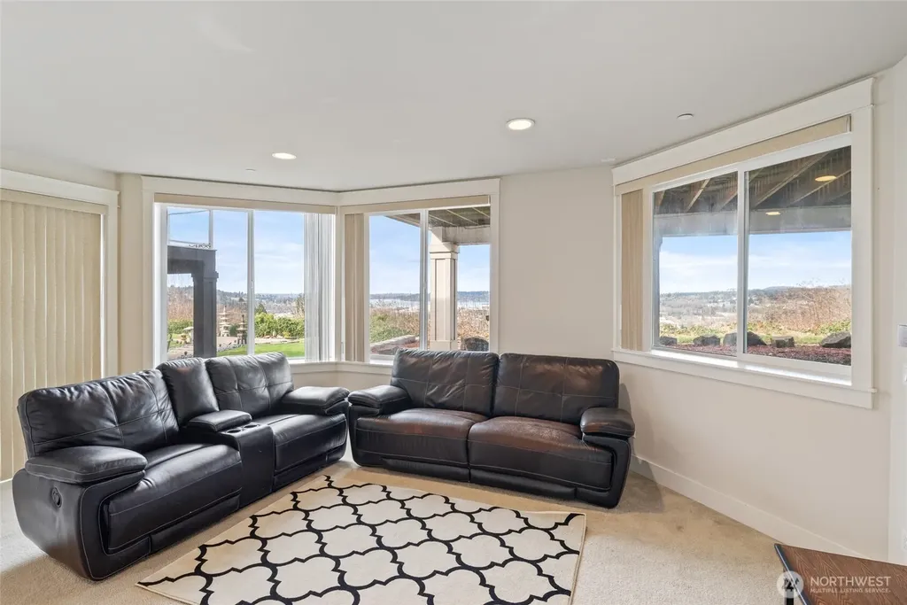 1518 S 5th Place Renton WA 98057