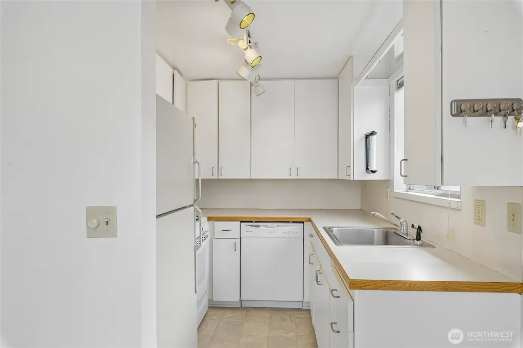 533 N 104th Seattle WA 98133