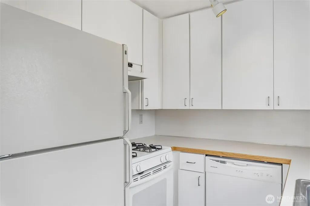 533 N 104th Seattle WA 98133