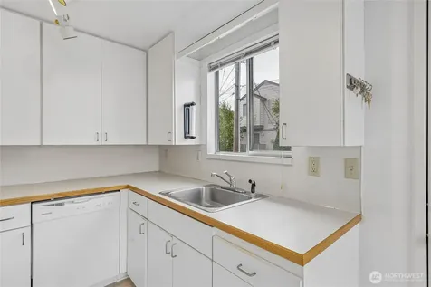 533 N 104th Seattle WA 98133